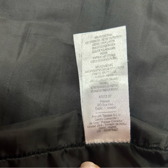 Atmosphere Women’s black vegan leather mini skirt, front zip pockets. Size 6 - Picture 6 of 10